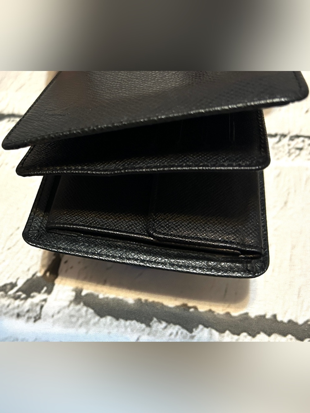 Louis Vuitton Black Taiga Textured Leather Men’s Wallet. Multiple sections- VGUC - Picture 12 of 15
